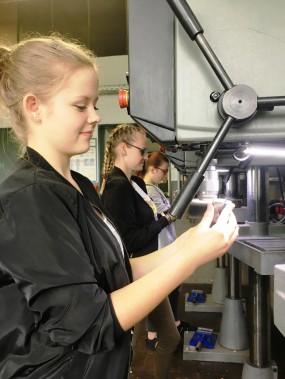 Letzter Arbeitsschritt am Werkstück: Melissa Pigorsch (14), Patricia Abels (16) und Vanessa Truchin (15; v. li.) polieren ihr Schloss.