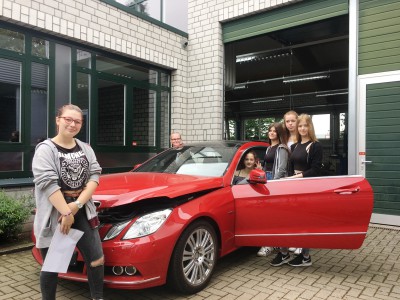 Der rote Mercedes war beliebtes Übungsobjekt der Mädchen in der Kfz-Werkstatt des Berufskollegs Erkelenz.